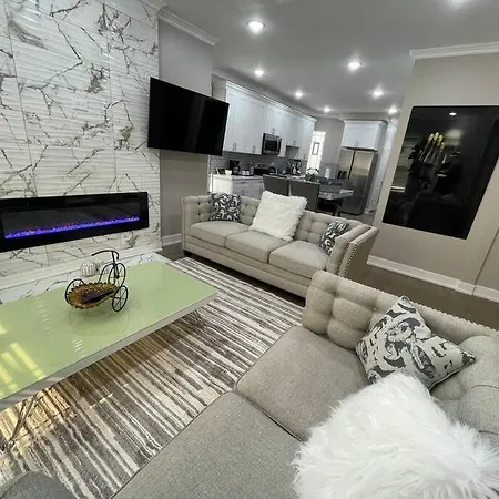 Exec Lux Wth 3 Level,6 Bdrms/3bth & 2 Kitchen Apartment