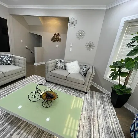 Exec Lux Wth 3 Level,6 Bdrms/3bth & 2 Kitchen