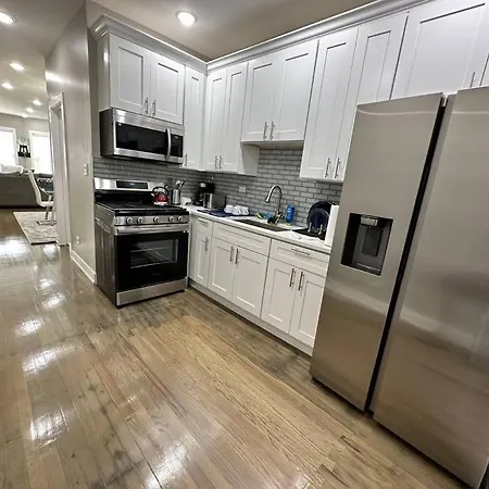 Apartment Exec Lux Wth 3 Level,6 Bdrms/3bth & 2 Kitchen Chicago