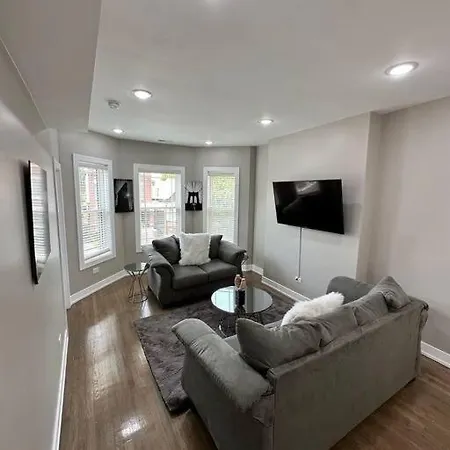 Exec Lux Wth 3 Level,6 Bdrms/3bth & 2 Kitchen * Chicago