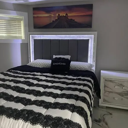 Apartment Exec Lux Wth 3 Level,6 Bdrms/3bth & 2 Kitchen