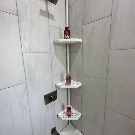 Exec Lux Wth 3 Level,6 Bdrms/3bth & 2 Kitchen