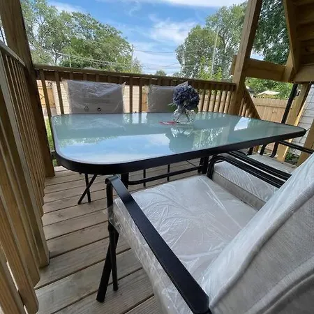 Exec Lux Wth 3 Level,6 Bdrms/3bth & 2 Kitchen Apartment