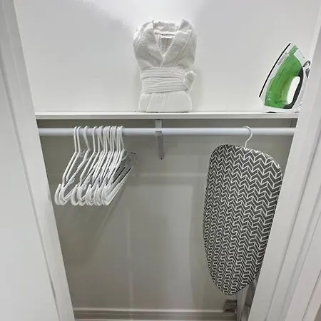 Apartment Exec Lux Wth 3 Level,6 Bdrms/3bth & 2 Kitchen *