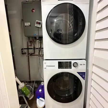 Exec Lux Wth 3 Level,6 Bdrms/3bth & 2 Kitchen Apartment