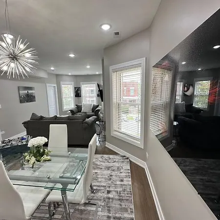 Exec Lux Wth 3 Level,6 Bdrms/3bth & 2 Kitchen Apartment Chicago