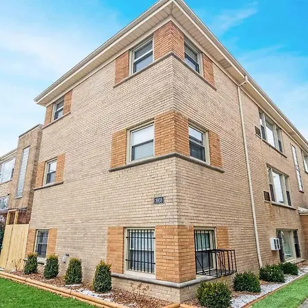 Spacious, Private, 1 Bedroom Apt! *