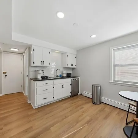 Apartment Spacious, Private, 1 Bedroom Apt! *