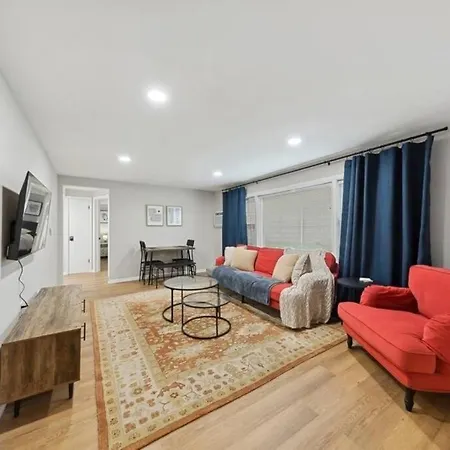 Spacious, Private, 1 Bedroom Apt! * Chicago