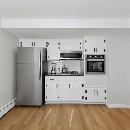Apartment Spacious, Private, 1 Bedroom Apt!