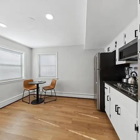 Apartment Spacious, Private, 1 Bedroom Apt! *