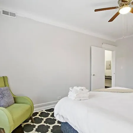 Enchanting 2br Apt With In-unit Laundry - 53rd St 3 Chicago