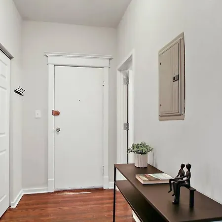 Enchanting 2br Apt With In-unit Laundry - 53rd St 3 Apartment *