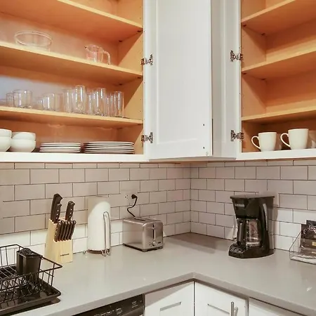 Enchanting 2br Apt With In-unit Laundry - 53rd St 3
