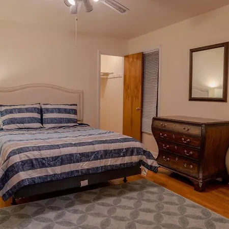 Apartment Living Bliss 3br Gem Near Parks And Dining
