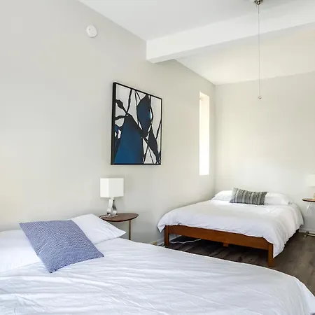 858-2n Beautifully Remodeled Flat Downtown * Chicago