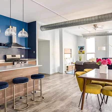 858-2n Beautifully Remodeled Flat Downtown