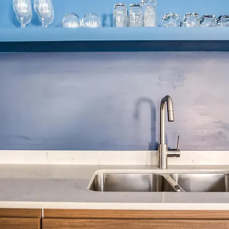 858-2n Beautifully Remodeled Flat Downtown Apartment Chicago