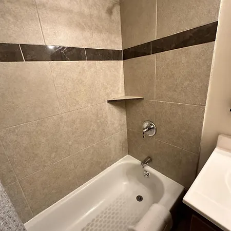 Huge Lakeview Retreat Sleeping 20 With Parking! Holiday home *