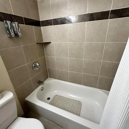 Huge Lakeview Retreat Sleeping 20 With Parking! *