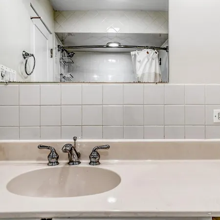 Gold Coast 1br W Gym Roof Nr Mag Mile Chi-621 *
