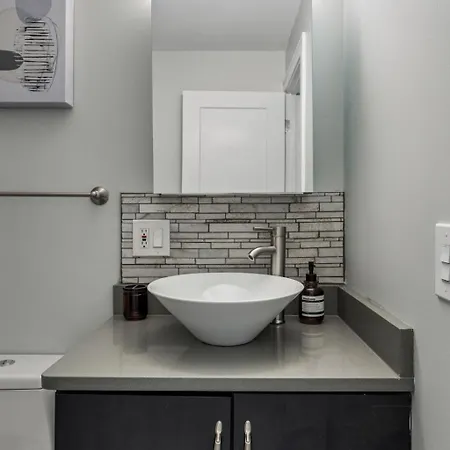 Apartment Contemporary 3br Irving Park Gem Near Expressway
