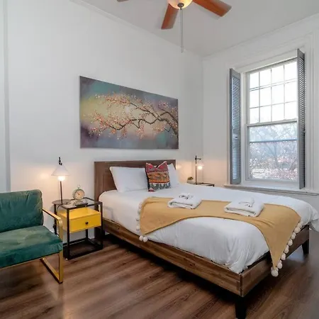 Historical 5 Bedroom That Sleeps 12 Guests With Patio, Fireplace, Grill And Free Parking Chicago