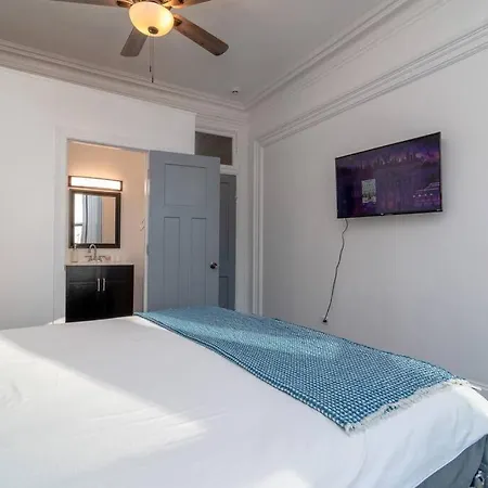 Historical 5 Bedroom That Sleeps 12 Guests With Patio, Fireplace, Grill And Free Parking * Chicago