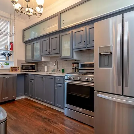 Historical 5 Bedroom That Sleeps 12 Guests With Patio, Fireplace, Grill And Free Parking Chicago