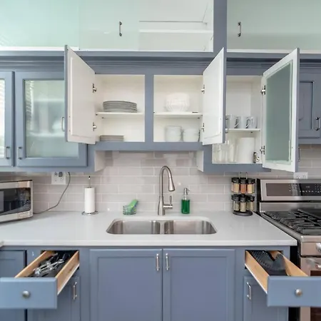 Historical 5 Bedroom That Sleeps 12 Guests With Patio, Fireplace, Grill And Free Parking Chicago