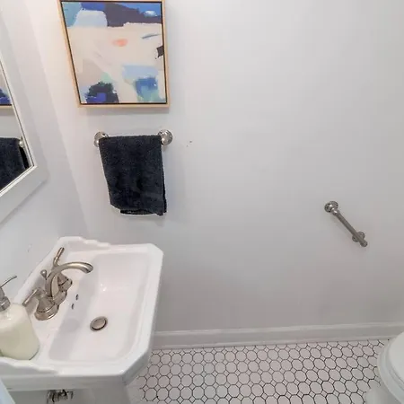 Historical 5 Bedroom That Sleeps 12 Guests With Patio, Fireplace, Grill And Free Parking