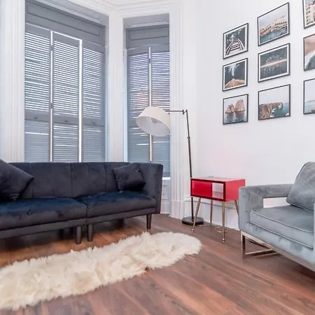 Historical 5 Bedroom That Sleeps 12 Guests With Patio, Fireplace, Grill And Free Parking *