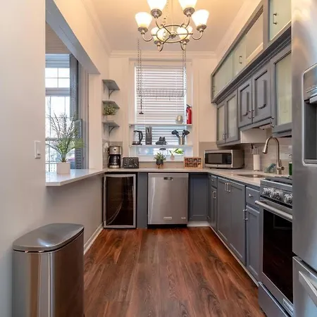 Historical 5 Bedroom That Sleeps 12 Guests With Patio, Fireplace, Grill And Free Parking