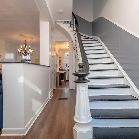 Villa Historical 5 Bedroom That Sleeps 12 Guests With Patio, Fireplace, Grill And Free Parking Chicago