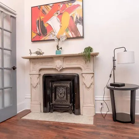 Historical 5 Bedroom That Sleeps 12 Guests With Patio, Fireplace, Grill And Free Parking