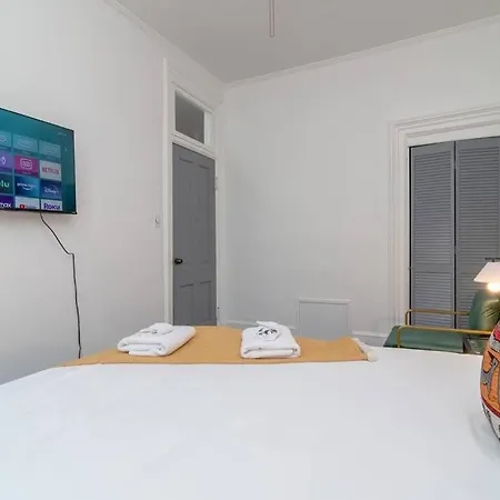 Villa Historical 5 Bedroom That Sleeps 12 Guests With Patio, Fireplace, Grill And Free Parking Chicago