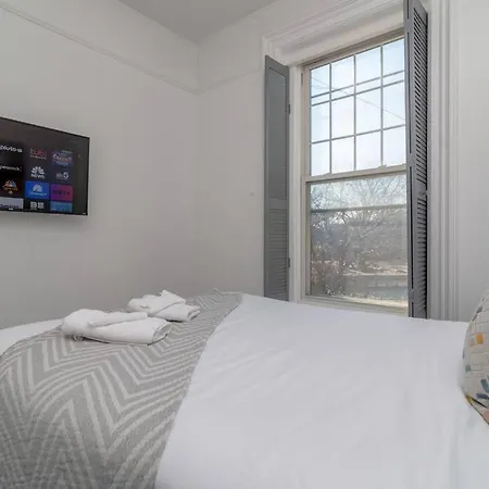 Historical 5 Bedroom That Sleeps 12 Guests With Patio, Fireplace, Grill And Free Parking * Chicago