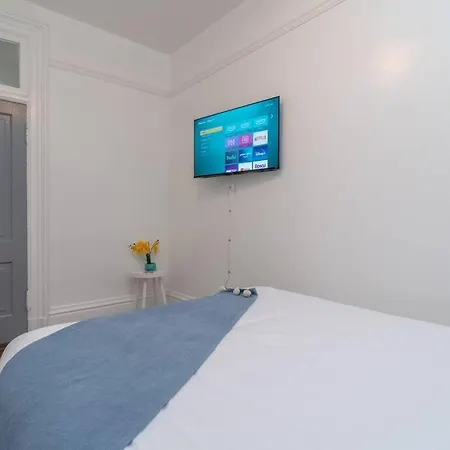 Historical 5 Bedroom That Sleeps 12 Guests With Patio, Fireplace, Grill And Free Parking