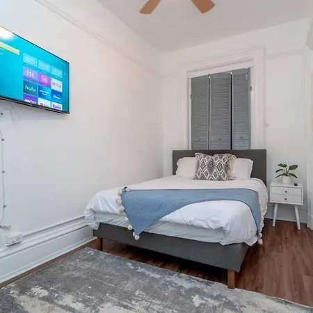 Villa Historical 5 Bedroom That Sleeps 12 Guests With Patio, Fireplace, Grill And Free Parking Chicago