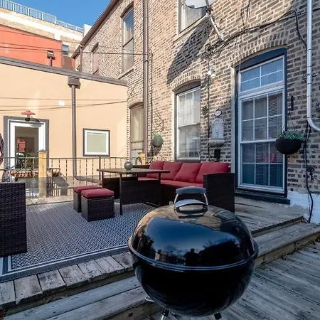 Historical 5 Bedroom That Sleeps 12 Guests With Patio, Fireplace, Grill And Free Parking Chicago