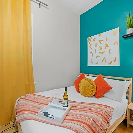 Wicker Park Apartment, The Experience Apartment *