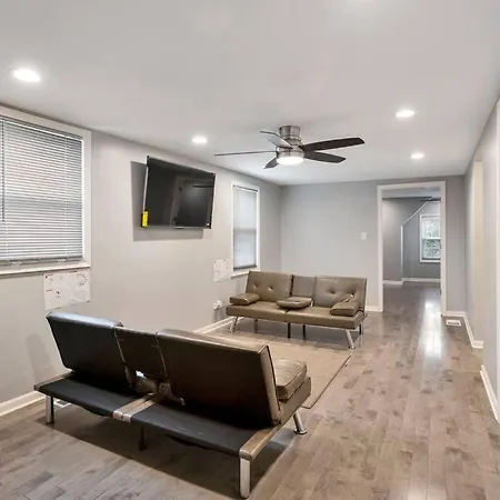 Luxurious Avalon Manor *