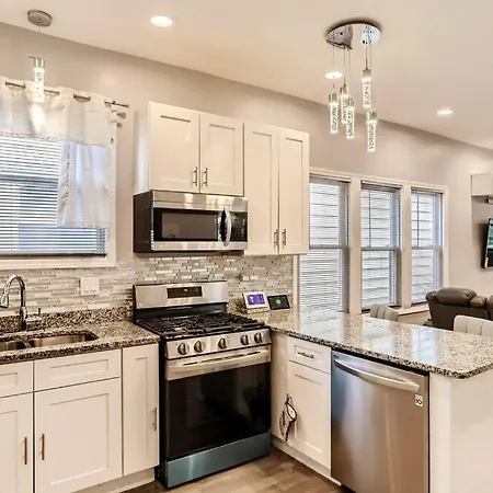 Luxurious Avalon Manor Holiday home Chicago