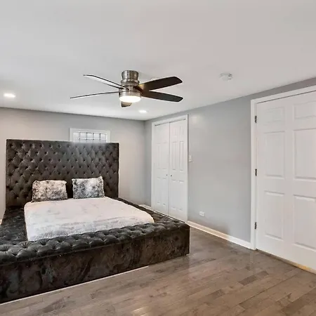 Luxurious Avalon Manor Holiday home Chicago