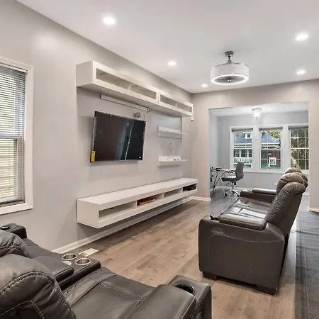 Luxurious Avalon Manor