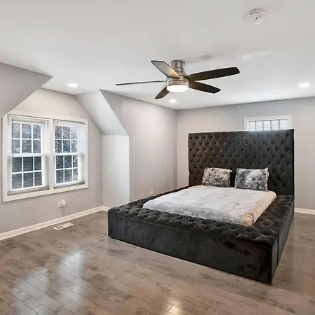 Holiday home Luxurious Avalon Manor