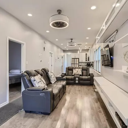 Luxurious Avalon Manor *