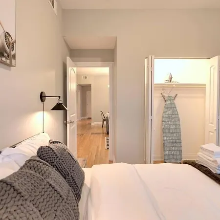 Spacious 3bedroom Family Oasis In Irving Park That Sleeps 8 Guests *