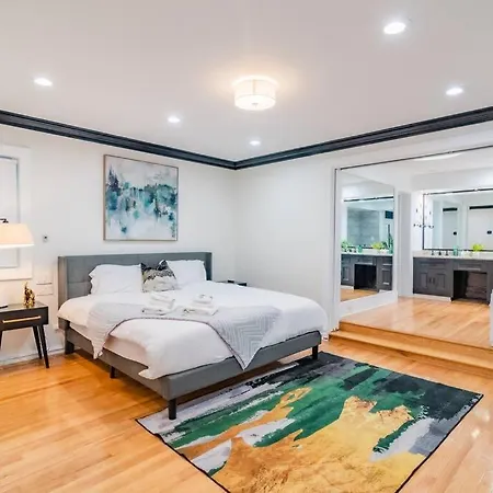 Apartment Spacious 4br Gold Coast Duplex With Jacuzzi In The Bedroom