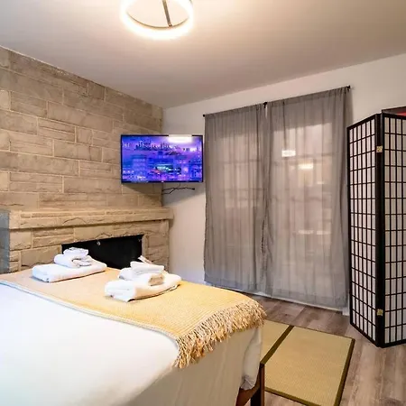 Apartment Japanese Themed 2br In Gold Coast For Up To 4 Guests